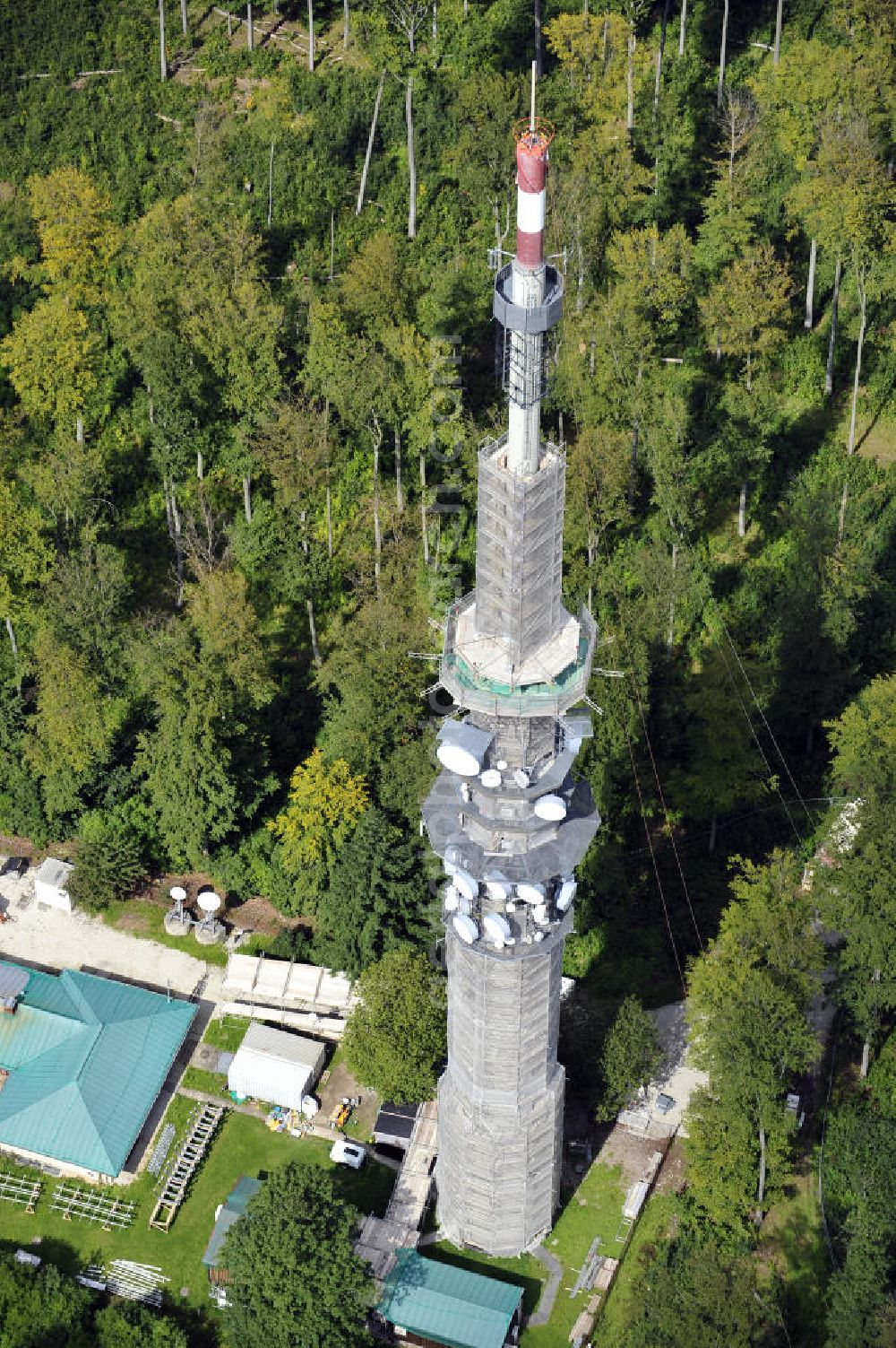 Aerial image Bamberg - Blick auf die Sanierungsarbeiten an der Senderanlage / Sendemast Bamberg-Geisberg des Bayerischen Rundfunks. Die Arbeiten werden ausgeführt durch die Firma Werner Diener GmbH & Co. Restoration works on the broadcasting tower / transmitter mast Bamberg.