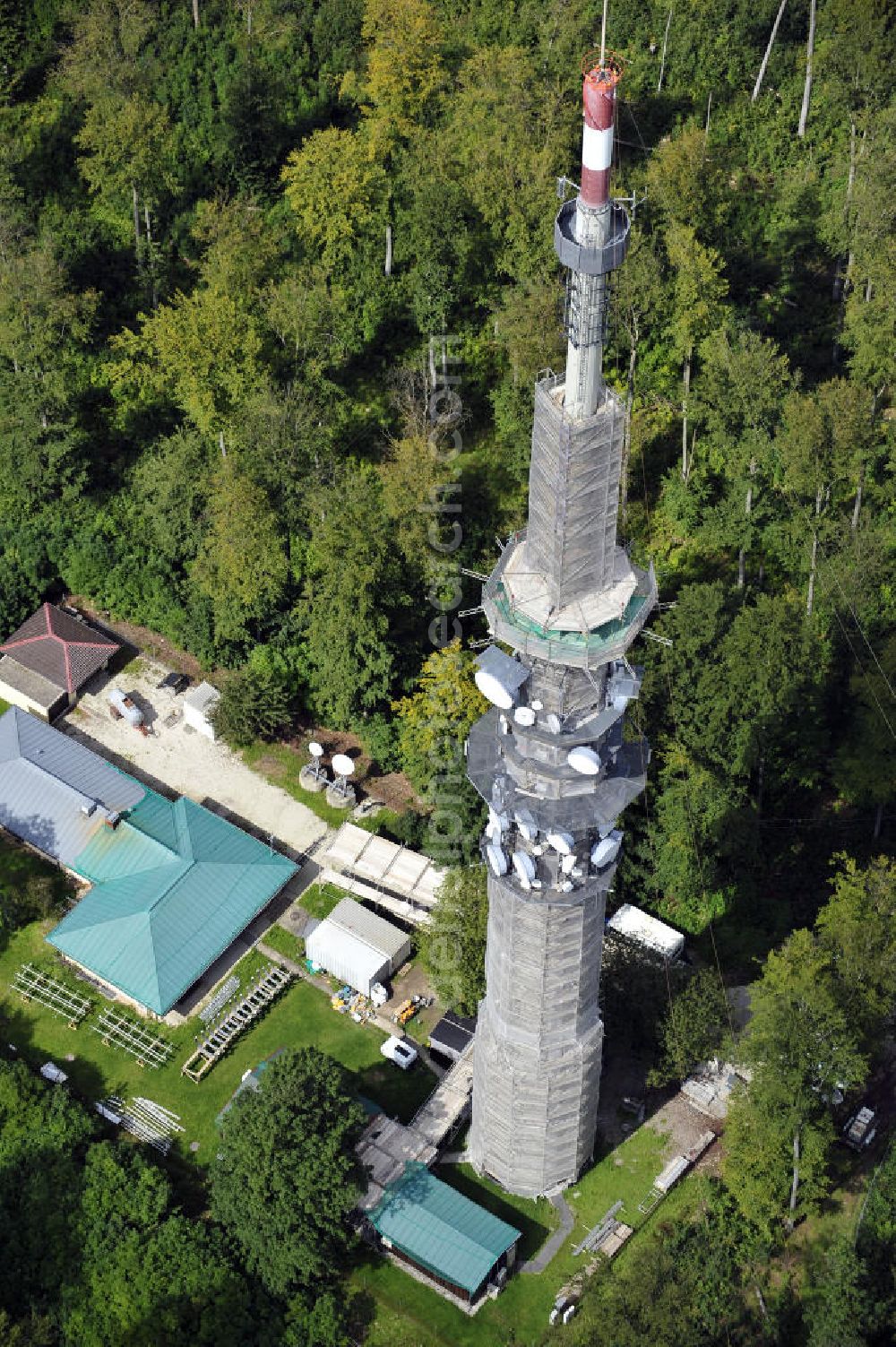 Aerial photograph Bamberg - Blick auf die Sanierungsarbeiten an der Senderanlage / Sendemast Bamberg-Geisberg des Bayerischen Rundfunks. Die Arbeiten werden ausgeführt durch die Firma Werner Diener GmbH & Co. Restoration works on the broadcasting tower / transmitter mast Bamberg.