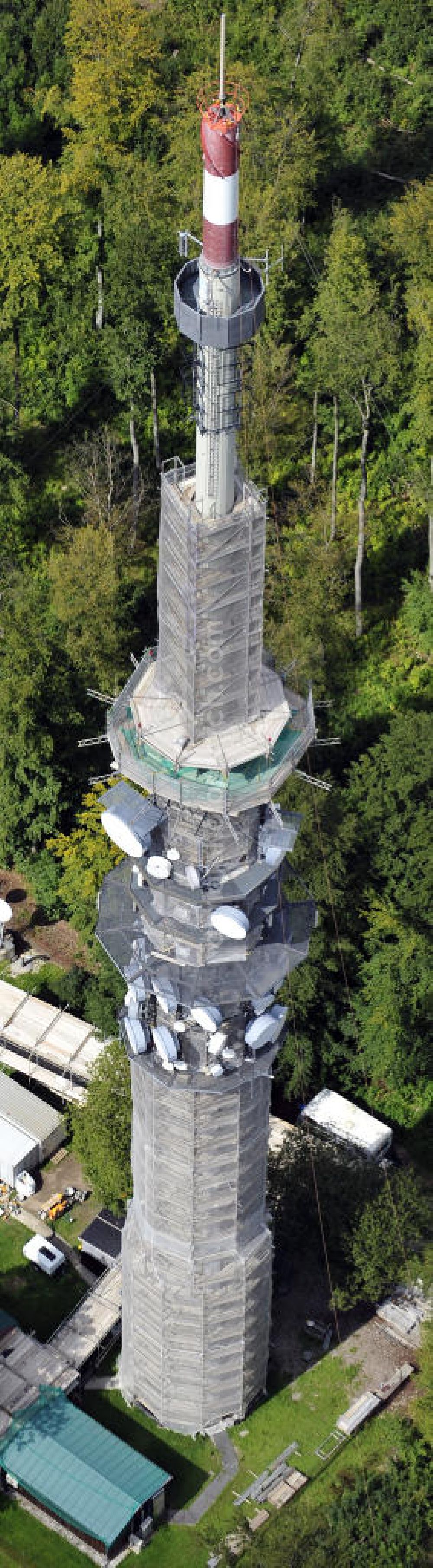 Bamberg from above - Blick auf die Sanierungsarbeiten an der Senderanlage / Sendemast Bamberg-Geisberg des Bayerischen Rundfunks. Die Arbeiten werden ausgeführt durch die Firma Werner Diener GmbH & Co. Restoration works on the broadcasting tower / transmitter mast Bamberg.