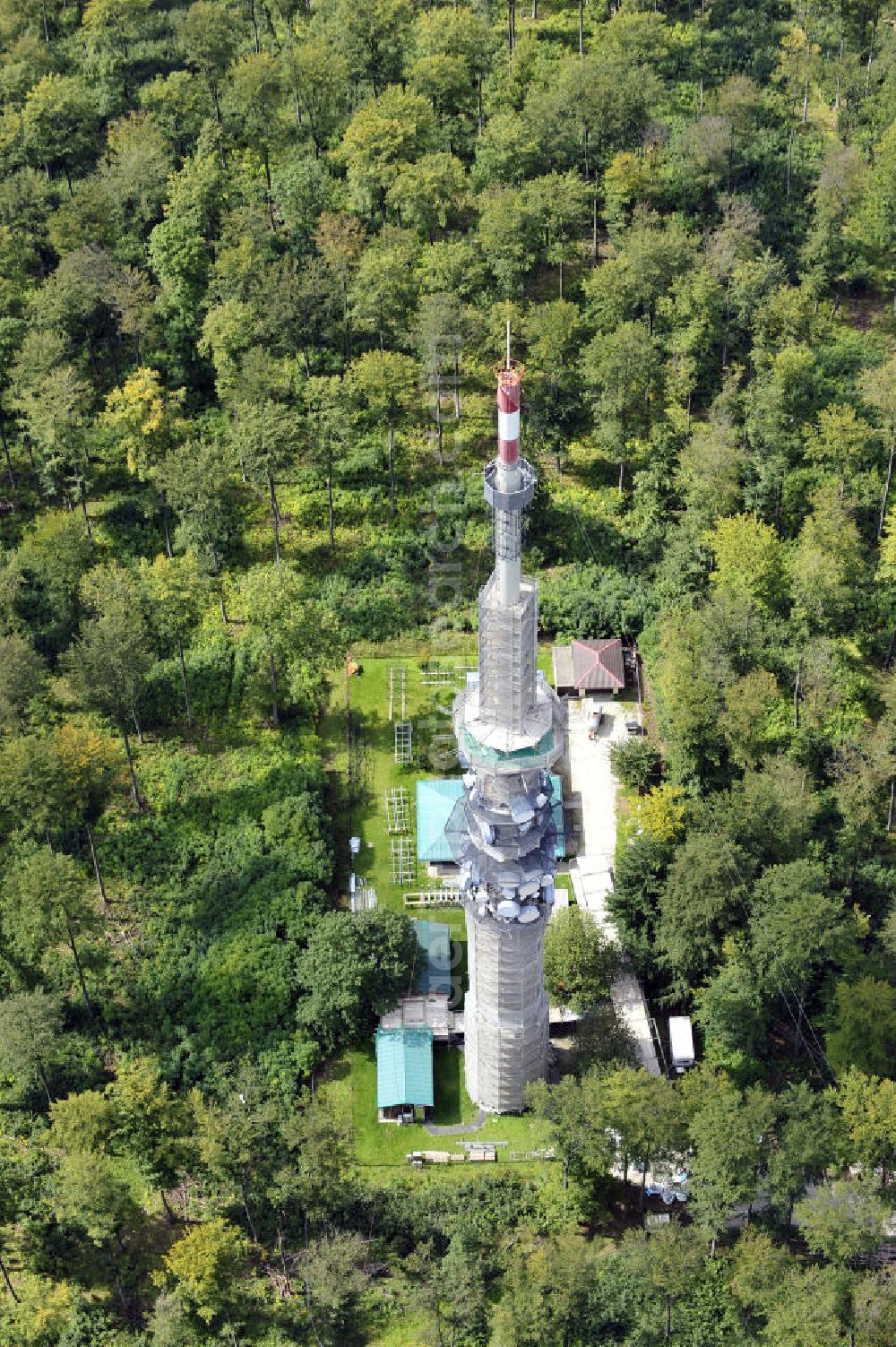 Bamberg from the bird's eye view: Blick auf die Sanierungsarbeiten an der Senderanlage / Sendemast Bamberg-Geisberg des Bayerischen Rundfunks. Die Arbeiten werden ausgeführt durch die Firma Werner Diener GmbH & Co. Restoration works on the broadcasting tower / transmitter mast Bamberg.