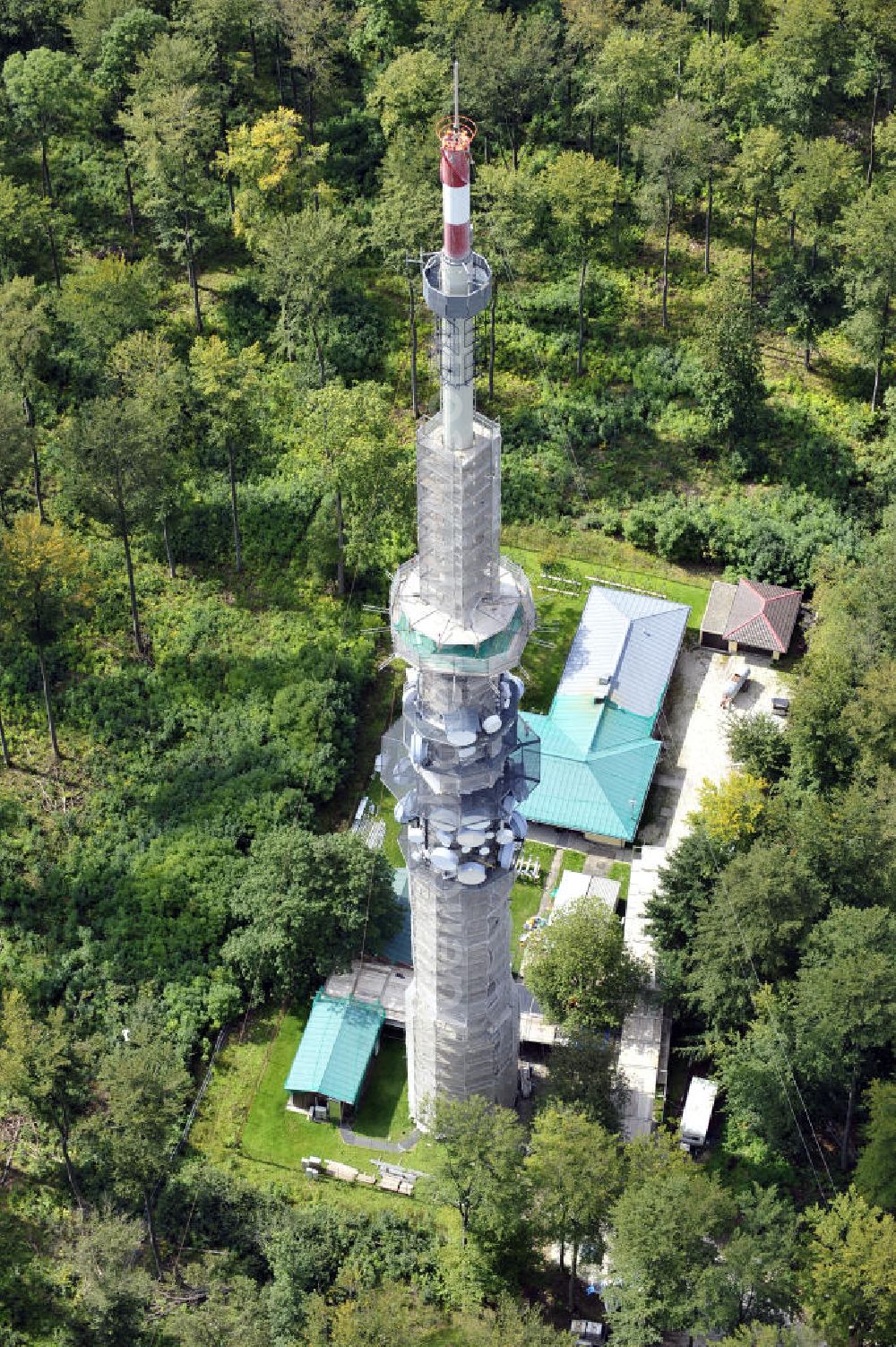 Aerial photograph Bamberg - Blick auf die Sanierungsarbeiten an der Senderanlage / Sendemast Bamberg-Geisberg des Bayerischen Rundfunks. Die Arbeiten werden ausgeführt durch die Firma Werner Diener GmbH & Co. Restoration works on the broadcasting tower / transmitter mast Bamberg.