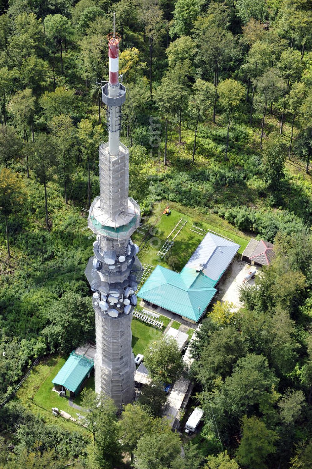 Bamberg from above - Blick auf die Sanierungsarbeiten an der Senderanlage / Sendemast Bamberg-Geisberg des Bayerischen Rundfunks. Die Arbeiten werden ausgeführt durch die Firma Werner Diener GmbH & Co. Restoration works on the broadcasting tower / transmitter mast Bamberg.