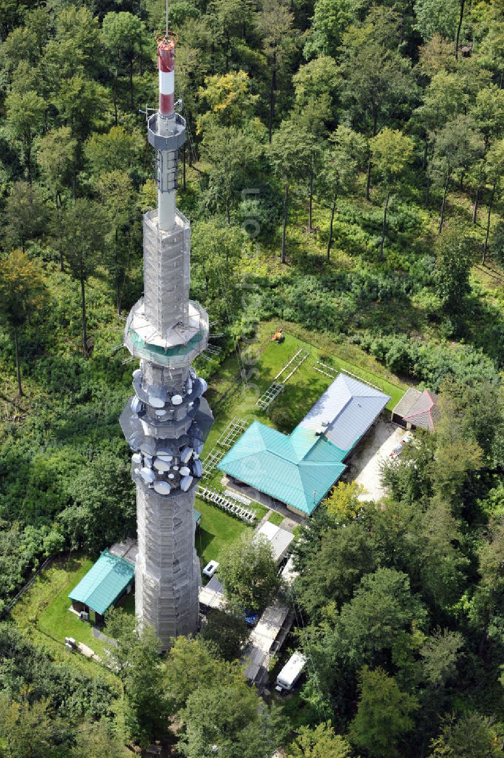 Bamberg from the bird's eye view: Blick auf die Sanierungsarbeiten an der Senderanlage / Sendemast Bamberg-Geisberg des Bayerischen Rundfunks. Die Arbeiten werden ausgeführt durch die Firma Werner Diener GmbH & Co. Restoration works on the broadcasting tower / transmitter mast Bamberg.