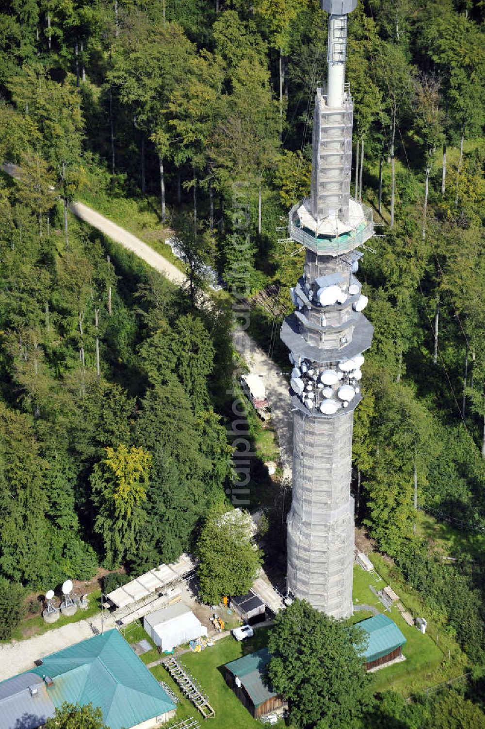 Aerial image Bamberg - Blick auf die Sanierungsarbeiten an der Senderanlage / Sendemast Bamberg-Geisberg des Bayerischen Rundfunks. Die Arbeiten werden ausgeführt durch die Firma Werner Diener GmbH & Co. Restoration works on the broadcasting tower / transmitter mast Bamberg.