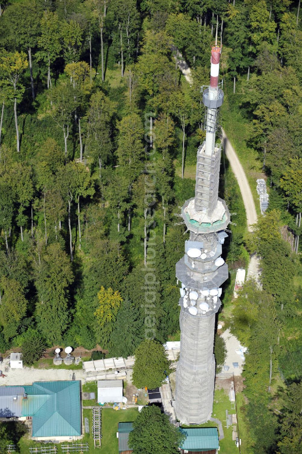 Aerial photograph Bamberg - Blick auf die Sanierungsarbeiten an der Senderanlage / Sendemast Bamberg-Geisberg des Bayerischen Rundfunks. Die Arbeiten werden ausgeführt durch die Firma Werner Diener GmbH & Co. Restoration works on the broadcasting tower / transmitter mast Bamberg.