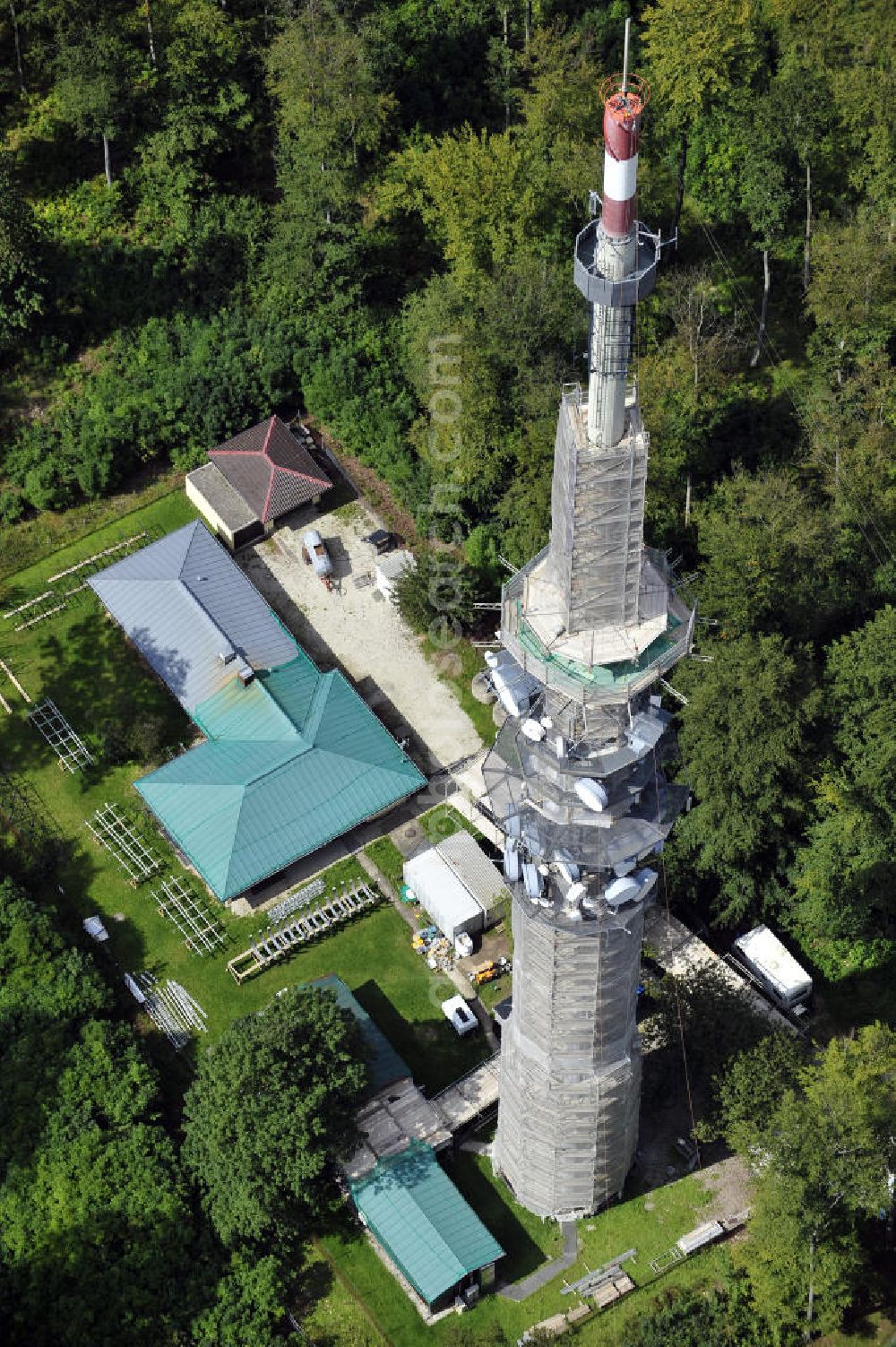 Bamberg from above - Blick auf die Sanierungsarbeiten an der Senderanlage / Sendemast Bamberg-Geisberg des Bayerischen Rundfunks. Die Arbeiten werden ausgeführt durch die Firma Werner Diener GmbH & Co. Restoration works on the broadcasting tower / transmitter mast Bamberg.