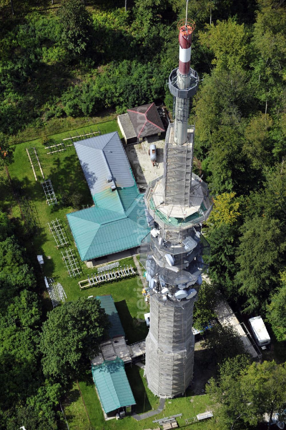 Bamberg from the bird's eye view: Blick auf die Sanierungsarbeiten an der Senderanlage / Sendemast Bamberg-Geisberg des Bayerischen Rundfunks. Die Arbeiten werden ausgeführt durch die Firma Werner Diener GmbH & Co. Restoration works on the broadcasting tower / transmitter mast Bamberg.