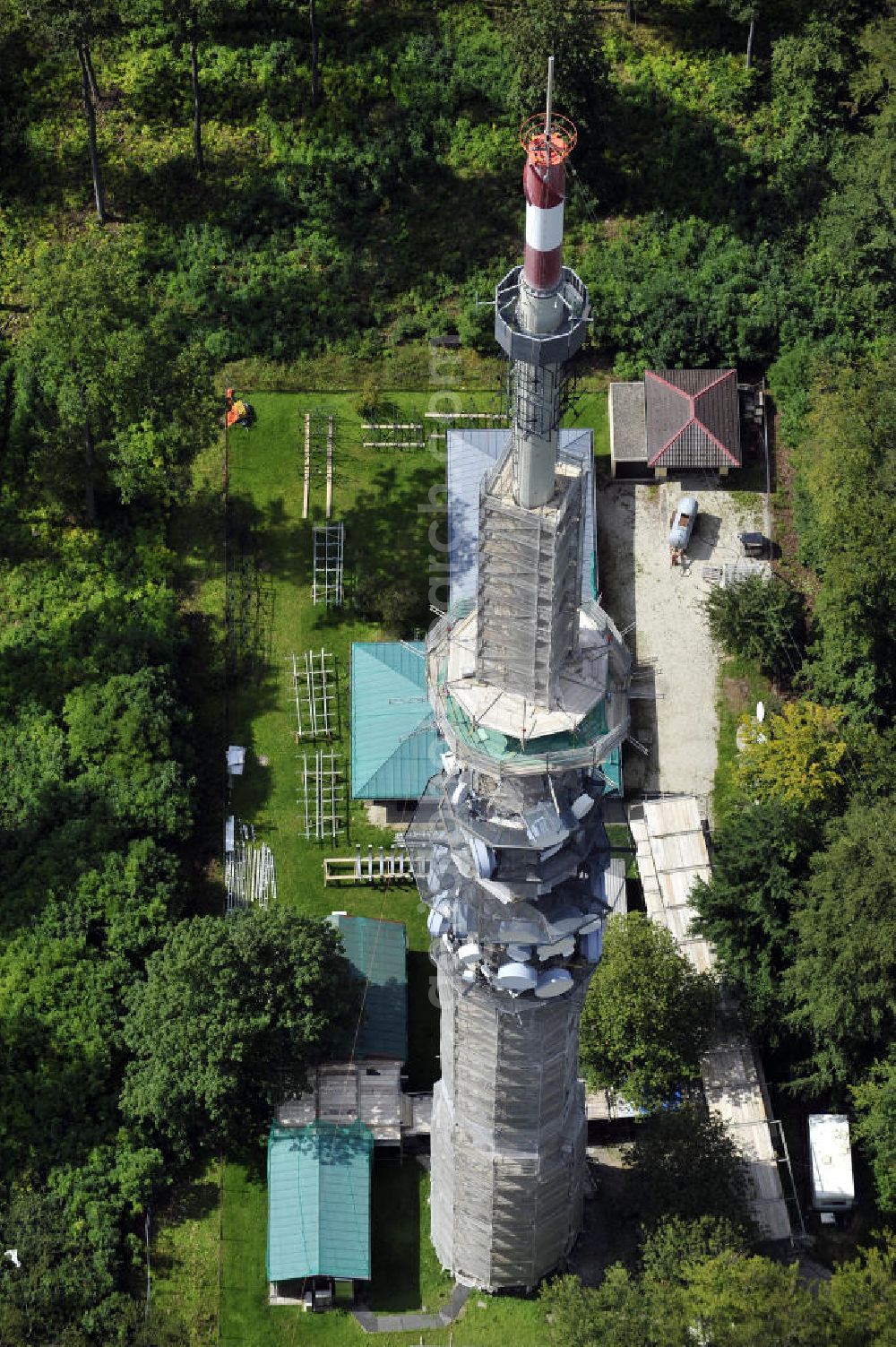 Aerial image Bamberg - Blick auf die Sanierungsarbeiten an der Senderanlage / Sendemast Bamberg-Geisberg des Bayerischen Rundfunks. Die Arbeiten werden ausgeführt durch die Firma Werner Diener GmbH & Co. Restoration works on the broadcasting tower / transmitter mast Bamberg.