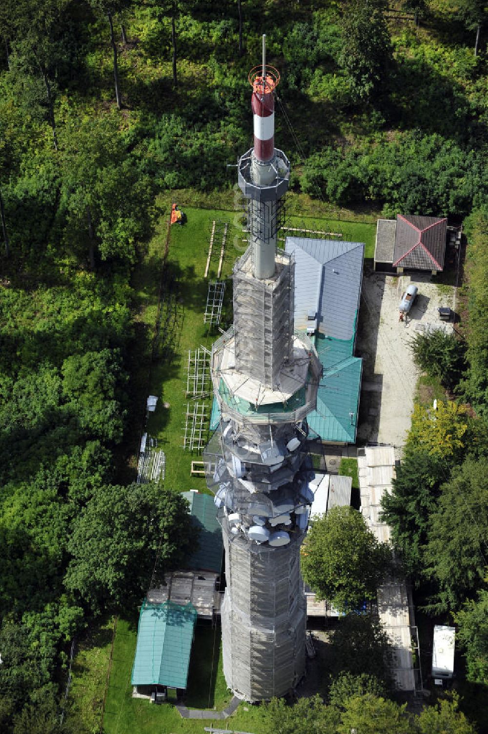 Aerial photograph Bamberg - Blick auf die Sanierungsarbeiten an der Senderanlage / Sendemast Bamberg-Geisberg des Bayerischen Rundfunks. Die Arbeiten werden ausgeführt durch die Firma Werner Diener GmbH & Co. Restoration works on the broadcasting tower / transmitter mast Bamberg.