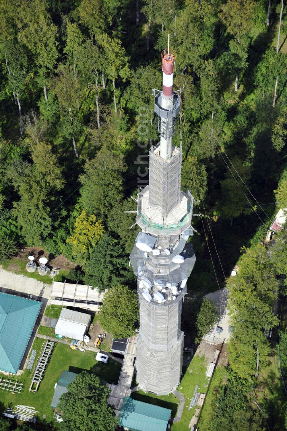 Bamberg from above - Blick auf die Sanierungsarbeiten an der Senderanlage / Sendemast Bamberg-Geisberg des Bayerischen Rundfunks. Die Arbeiten werden ausgeführt durch die Firma Werner Diener GmbH & Co. Restoration works on the broadcasting tower / transmitter mast Bamberg.