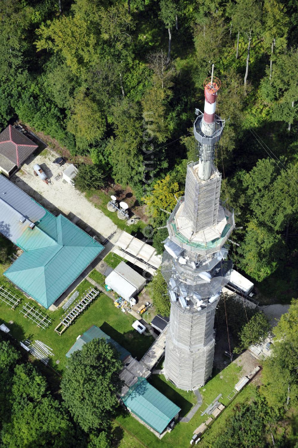 Bamberg from the bird's eye view: Blick auf die Sanierungsarbeiten an der Senderanlage / Sendemast Bamberg-Geisberg des Bayerischen Rundfunks. Die Arbeiten werden ausgeführt durch die Firma Werner Diener GmbH & Co. Restoration works on the broadcasting tower / transmitter mast Bamberg.