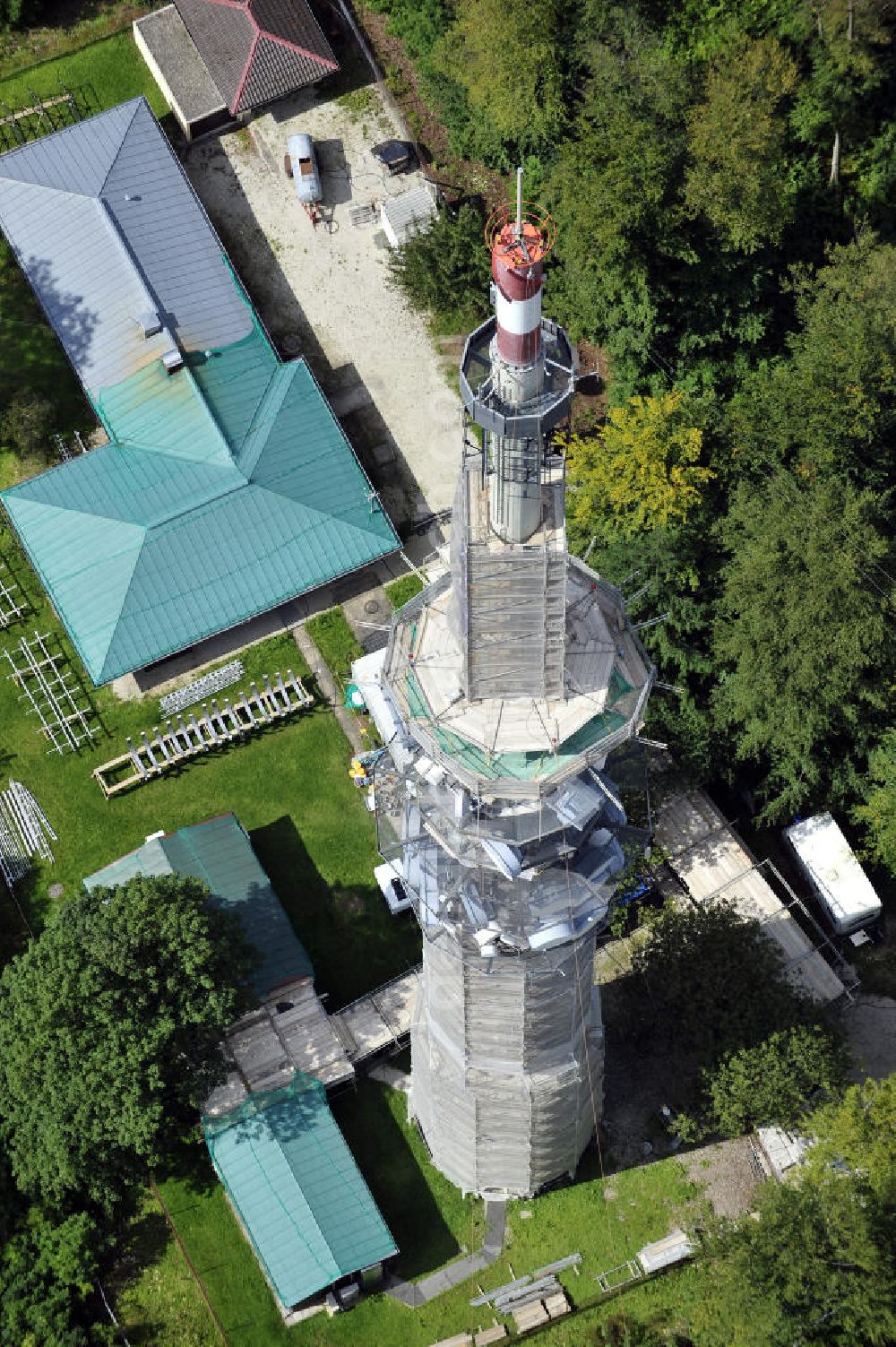 Aerial image Bamberg - Blick auf die Sanierungsarbeiten an der Senderanlage / Sendemast Bamberg-Geisberg des Bayerischen Rundfunks. Die Arbeiten werden ausgeführt durch die Firma Werner Diener GmbH & Co. Restoration works on the broadcasting tower / transmitter mast Bamberg.