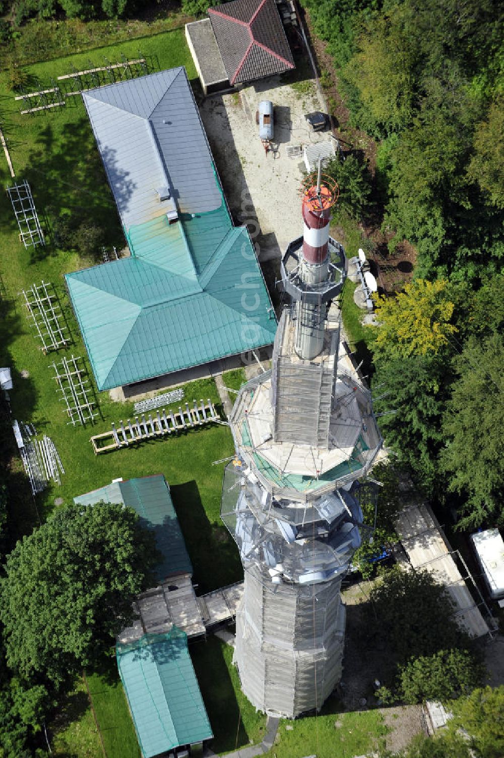 Aerial photograph Bamberg - Blick auf die Sanierungsarbeiten an der Senderanlage / Sendemast Bamberg-Geisberg des Bayerischen Rundfunks. Die Arbeiten werden ausgeführt durch die Firma Werner Diener GmbH & Co. Restoration works on the broadcasting tower / transmitter mast Bamberg.