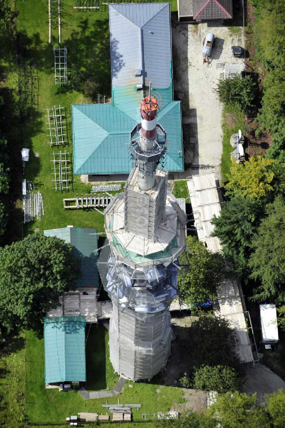 Bamberg from above - Blick auf die Sanierungsarbeiten an der Senderanlage / Sendemast Bamberg-Geisberg des Bayerischen Rundfunks. Die Arbeiten werden ausgeführt durch die Firma Werner Diener GmbH & Co. Restoration works on the broadcasting tower / transmitter mast Bamberg.