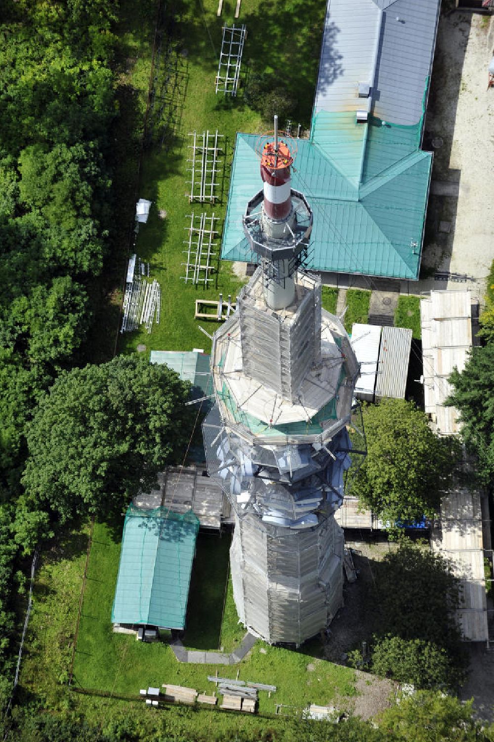 Bamberg from the bird's eye view: Blick auf die Sanierungsarbeiten an der Senderanlage / Sendemast Bamberg-Geisberg des Bayerischen Rundfunks. Die Arbeiten werden ausgeführt durch die Firma Werner Diener GmbH & Co. Restoration works on the broadcasting tower / transmitter mast Bamberg.