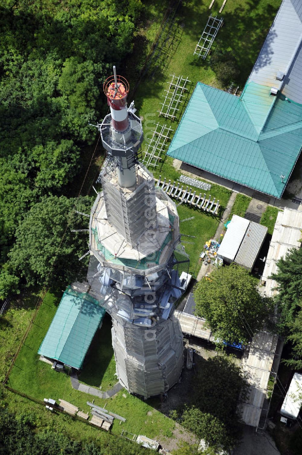 Aerial image Bamberg - Blick auf die Sanierungsarbeiten an der Senderanlage / Sendemast Bamberg-Geisberg des Bayerischen Rundfunks. Die Arbeiten werden ausgeführt durch die Firma Werner Diener GmbH & Co. Restoration works on the broadcasting tower / transmitter mast Bamberg.