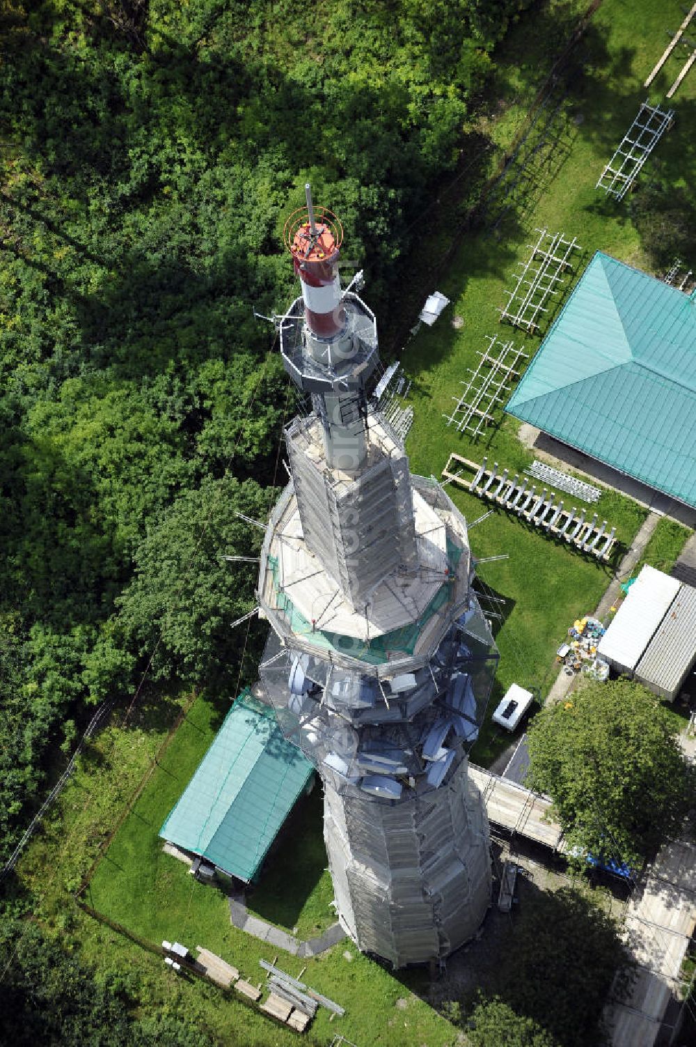 Aerial photograph Bamberg - Blick auf die Sanierungsarbeiten an der Senderanlage / Sendemast Bamberg-Geisberg des Bayerischen Rundfunks. Die Arbeiten werden ausgeführt durch die Firma Werner Diener GmbH & Co. Restoration works on the broadcasting tower / transmitter mast Bamberg.