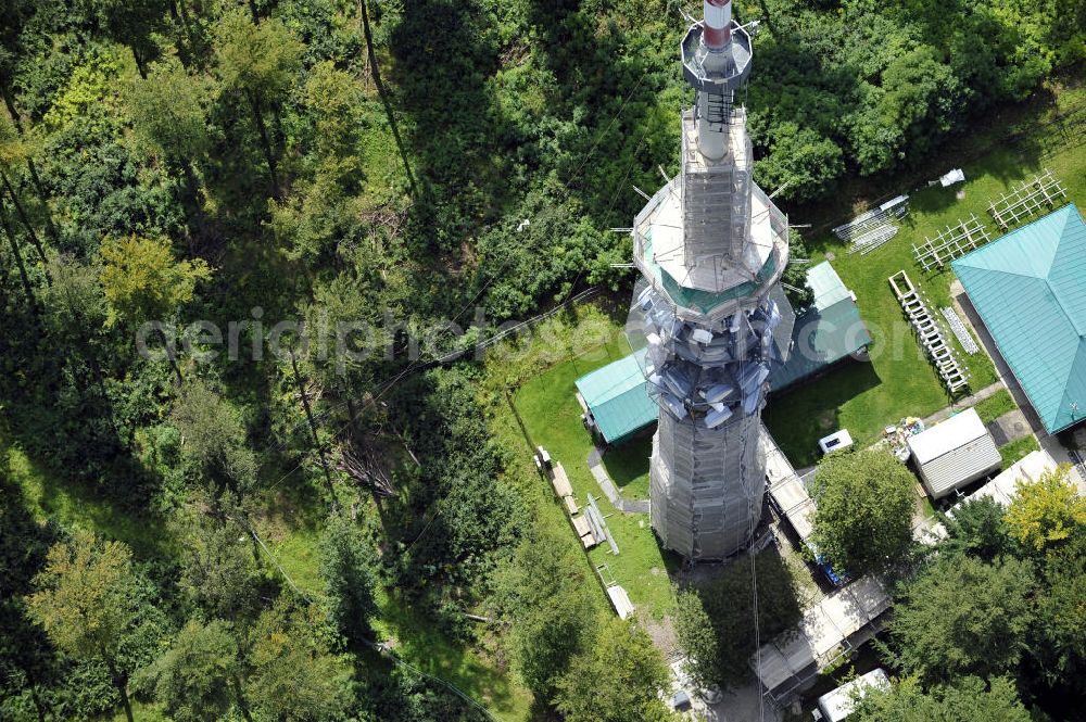 Bamberg from above - Blick auf die Sanierungsarbeiten an der Senderanlage / Sendemast Bamberg-Geisberg des Bayerischen Rundfunks. Die Arbeiten werden ausgeführt durch die Firma Werner Diener GmbH & Co. Restoration works on the broadcasting tower / transmitter mast Bamberg.