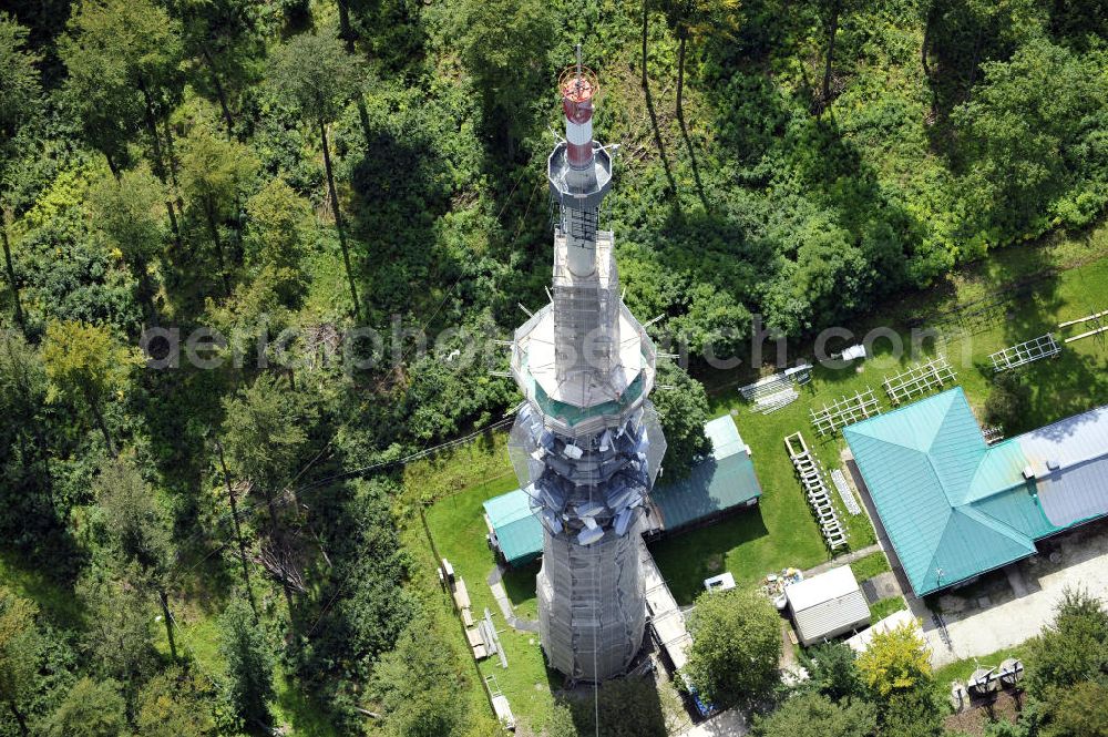 Bamberg from the bird's eye view: Blick auf die Sanierungsarbeiten an der Senderanlage / Sendemast Bamberg-Geisberg des Bayerischen Rundfunks. Die Arbeiten werden ausgeführt durch die Firma Werner Diener GmbH & Co. Restoration works on the broadcasting tower / transmitter mast Bamberg.