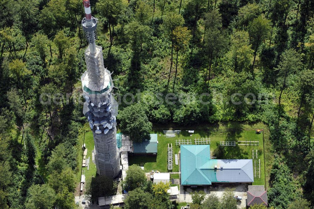 Bamberg from above - Blick auf die Sanierungsarbeiten an der Senderanlage / Sendemast Bamberg-Geisberg des Bayerischen Rundfunks. Die Arbeiten werden ausgeführt durch die Firma Werner Diener GmbH & Co. Restoration works on the broadcasting tower / transmitter mast Bamberg.