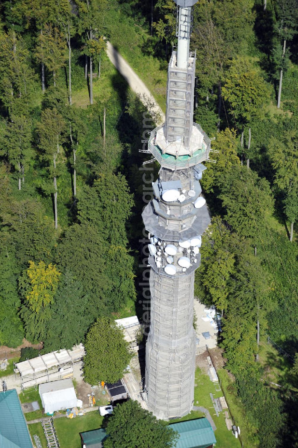 Aerial image Bamberg - Blick auf die Sanierungsarbeiten an der Senderanlage / Sendemast Bamberg-Geisberg des Bayerischen Rundfunks. Die Arbeiten werden ausgeführt durch die Firma Werner Diener GmbH & Co. Restoration works on the broadcasting tower / transmitter mast Bamberg.