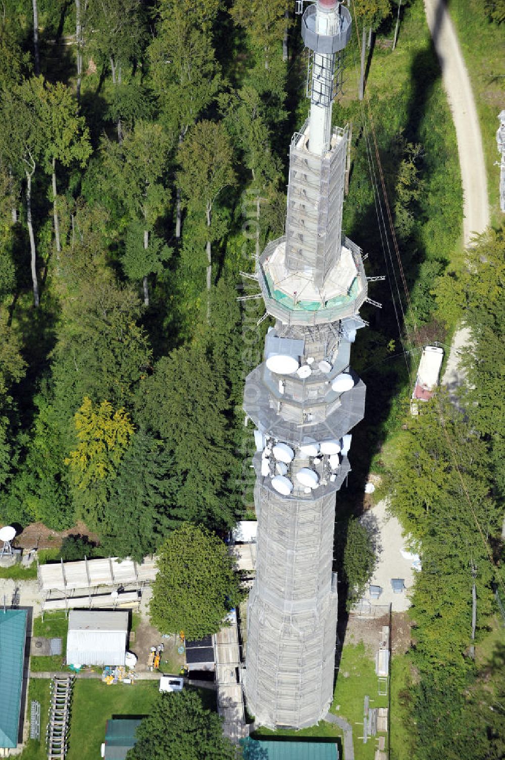 Aerial photograph Bamberg - Blick auf die Sanierungsarbeiten an der Senderanlage / Sendemast Bamberg-Geisberg des Bayerischen Rundfunks. Die Arbeiten werden ausgeführt durch die Firma Werner Diener GmbH & Co. Restoration works on the broadcasting tower / transmitter mast Bamberg.