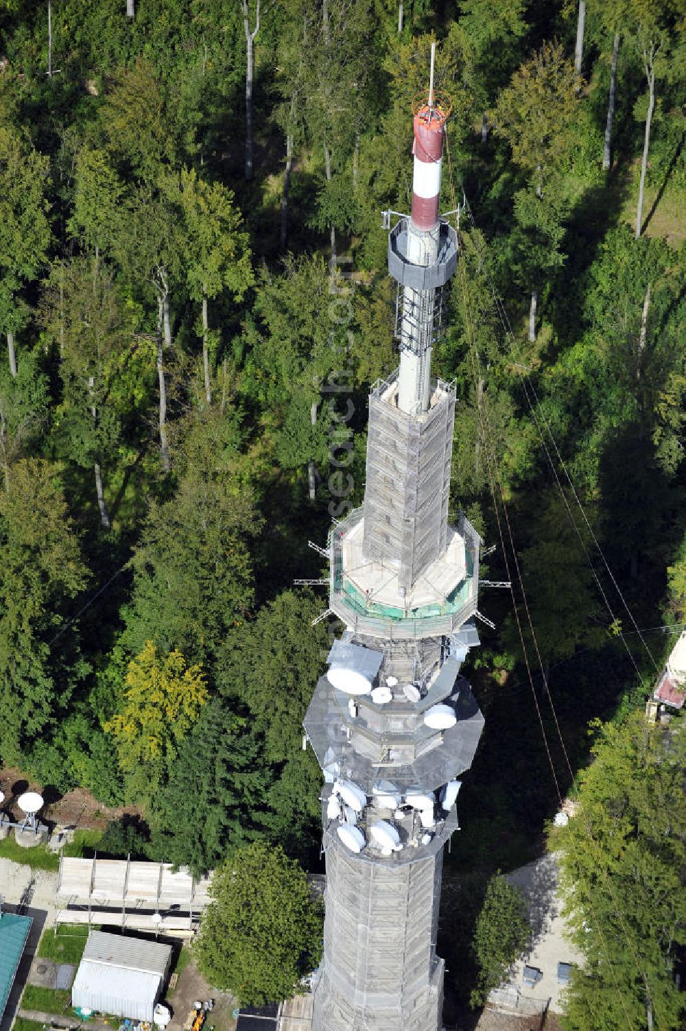 Bamberg from above - Blick auf die Sanierungsarbeiten an der Senderanlage / Sendemast Bamberg-Geisberg des Bayerischen Rundfunks. Die Arbeiten werden ausgeführt durch die Firma Werner Diener GmbH & Co. Restoration works on the broadcasting tower / transmitter mast Bamberg.