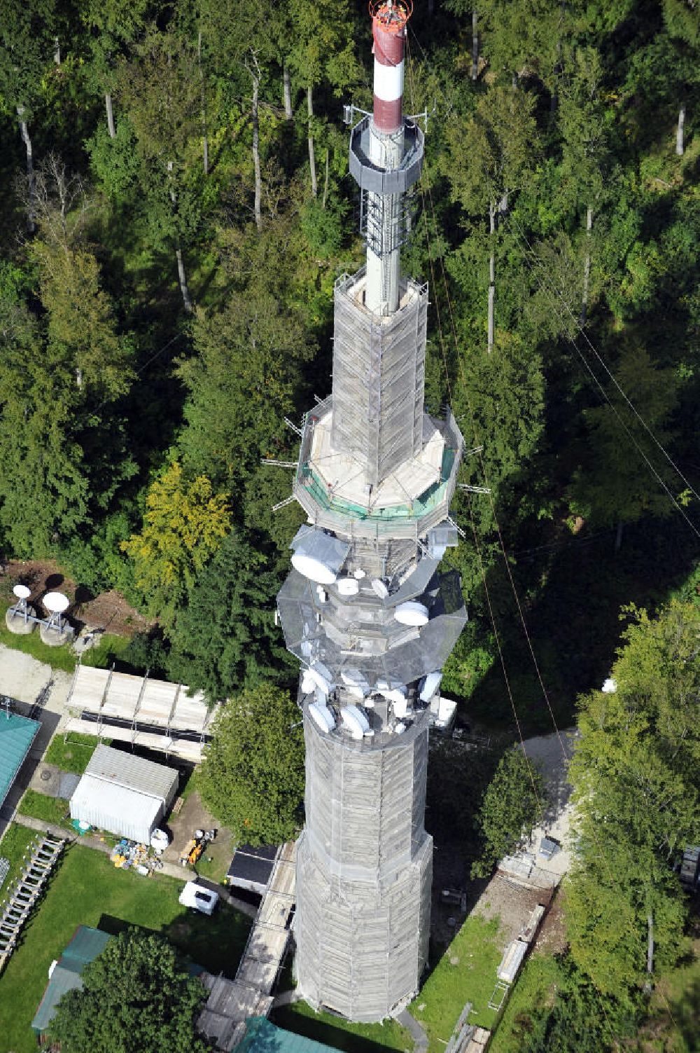 Bamberg from the bird's eye view: Blick auf die Sanierungsarbeiten an der Senderanlage / Sendemast Bamberg-Geisberg des Bayerischen Rundfunks. Die Arbeiten werden ausgeführt durch die Firma Werner Diener GmbH & Co. Restoration works on the broadcasting tower / transmitter mast Bamberg.