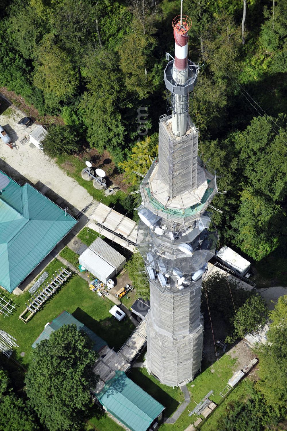 Aerial image Bamberg - Blick auf die Sanierungsarbeiten an der Senderanlage / Sendemast Bamberg-Geisberg des Bayerischen Rundfunks. Die Arbeiten werden ausgeführt durch die Firma Werner Diener GmbH & Co. Restoration works on the broadcasting tower / transmitter mast Bamberg.