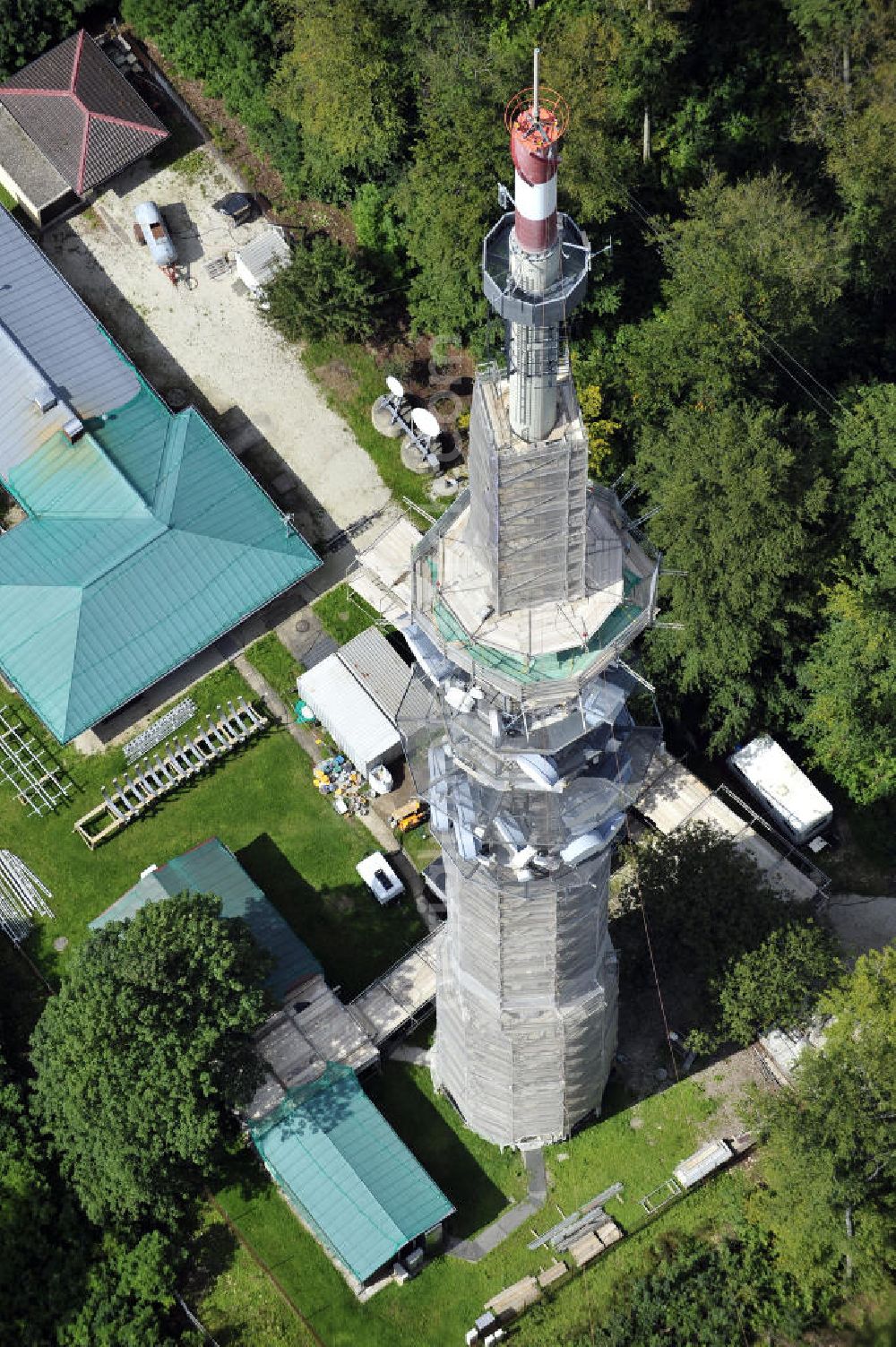 Aerial photograph Bamberg - Blick auf die Sanierungsarbeiten an der Senderanlage / Sendemast Bamberg-Geisberg des Bayerischen Rundfunks. Die Arbeiten werden ausgeführt durch die Firma Werner Diener GmbH & Co. Restoration works on the broadcasting tower / transmitter mast Bamberg.