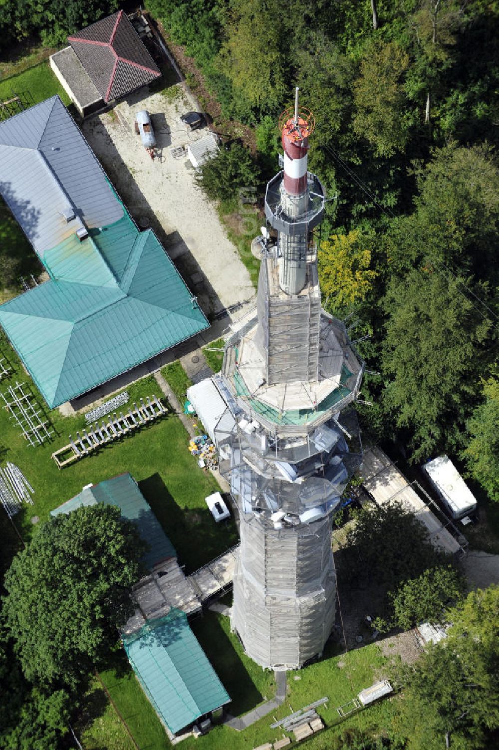 Bamberg from above - Blick auf die Sanierungsarbeiten an der Senderanlage / Sendemast Bamberg-Geisberg des Bayerischen Rundfunks. Die Arbeiten werden ausgeführt durch die Firma Werner Diener GmbH & Co. Restoration works on the broadcasting tower / transmitter mast Bamberg.