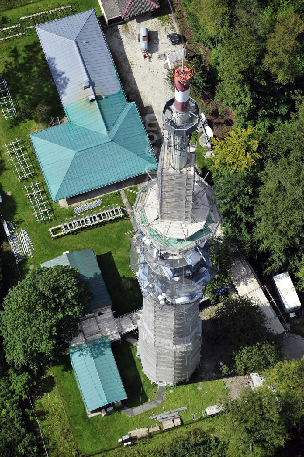 Bamberg from the bird's eye view: Blick auf die Sanierungsarbeiten an der Senderanlage / Sendemast Bamberg-Geisberg des Bayerischen Rundfunks. Die Arbeiten werden ausgeführt durch die Firma Werner Diener GmbH & Co. Restoration works on the broadcasting tower / transmitter mast Bamberg.