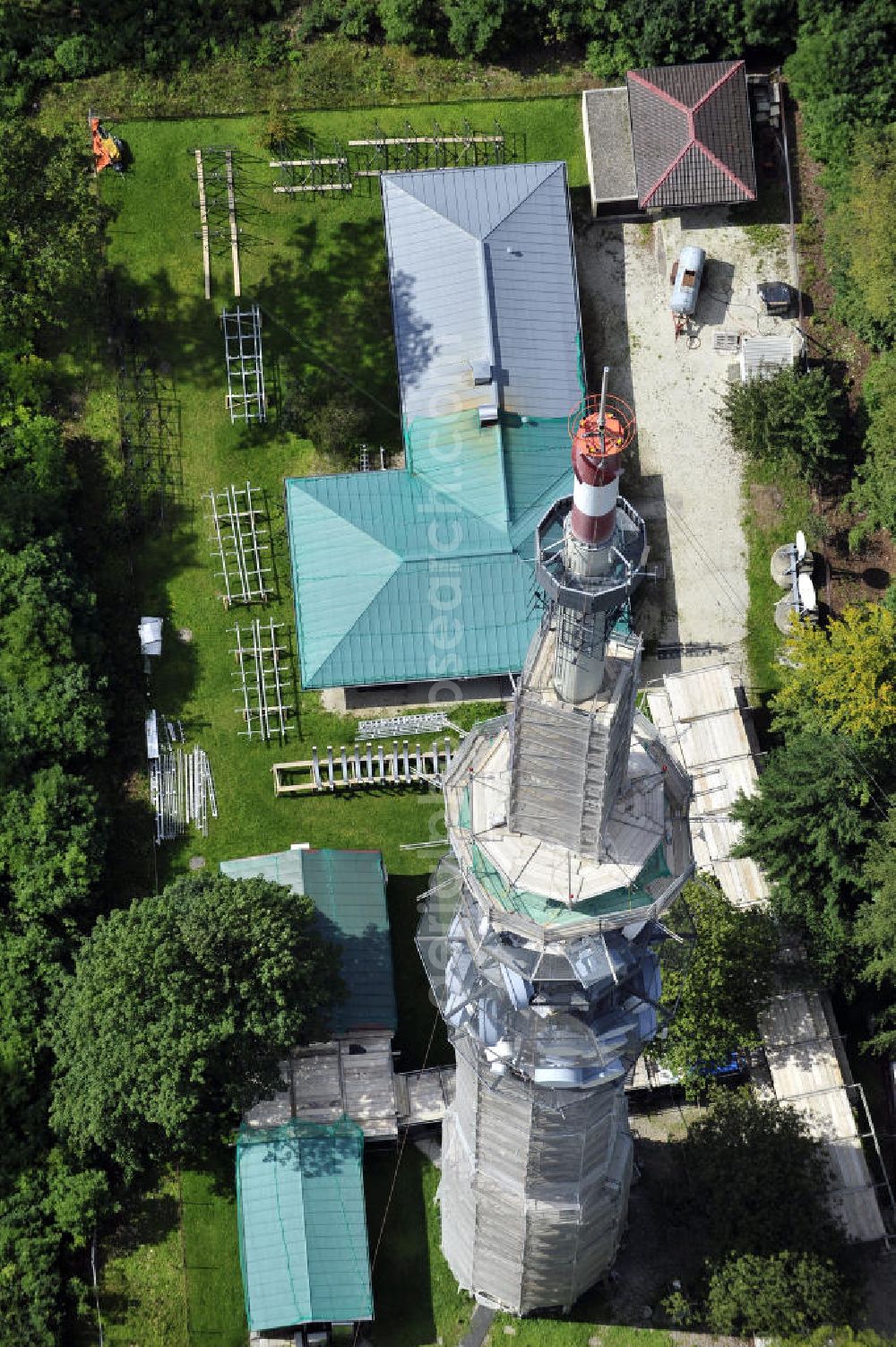 Aerial image Bamberg - Blick auf die Sanierungsarbeiten an der Senderanlage / Sendemast Bamberg-Geisberg des Bayerischen Rundfunks. Die Arbeiten werden ausgeführt durch die Firma Werner Diener GmbH & Co. Restoration works on the broadcasting tower / transmitter mast Bamberg.