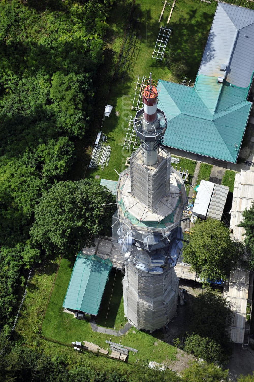 Aerial photograph Bamberg - Blick auf die Sanierungsarbeiten an der Senderanlage / Sendemast Bamberg-Geisberg des Bayerischen Rundfunks. Die Arbeiten werden ausgeführt durch die Firma Werner Diener GmbH & Co. Restoration works on the broadcasting tower / transmitter mast Bamberg.