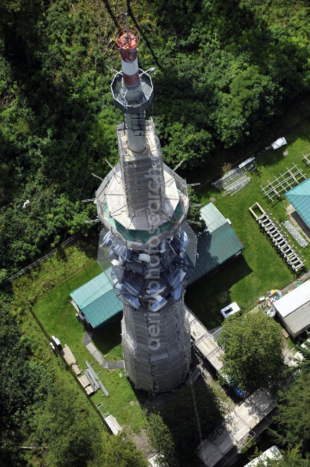 Aerial image Bamberg - Blick auf die Sanierungsarbeiten an der Senderanlage / Sendemast Bamberg-Geisberg des Bayerischen Rundfunks. Die Arbeiten werden ausgeführt durch die Firma Werner Diener GmbH & Co. Restoration works on the broadcasting tower / transmitter mast Bamberg.