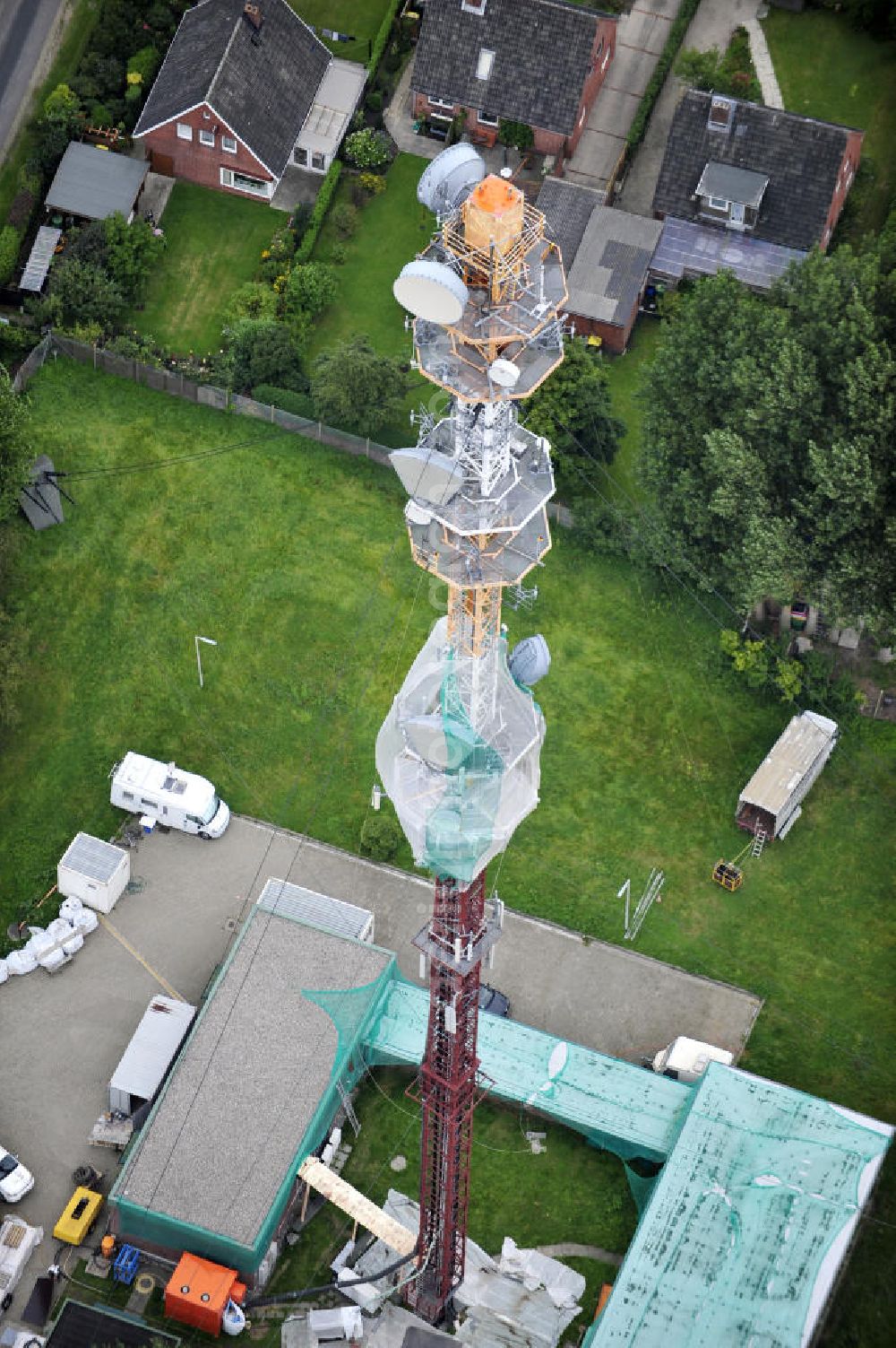 Aerial photograph Garding - Blick auf die Sanierungsarbeiten am Sendemast Garding auch bekannt als Fernsehsender Eiderstedt. Die Arbeiten werden ausgeführt durch die Firma Werner Diener GmbH & Co. Industrieanstrich KG. Restoration works on the broadcasting tower / transmitter mast Garding.