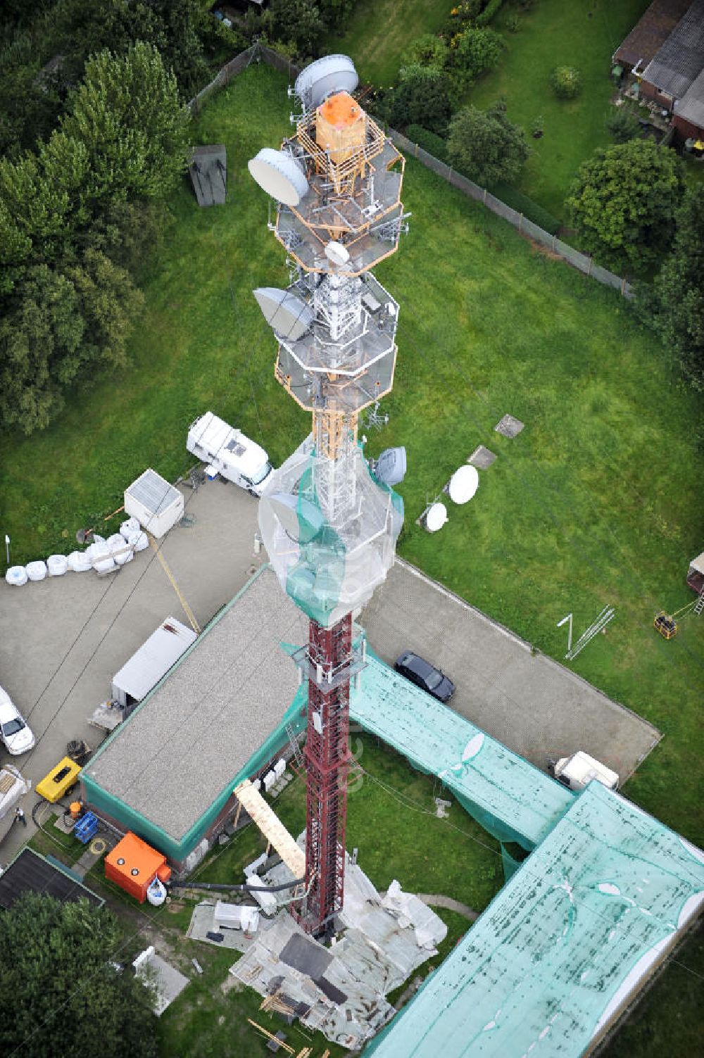 Garding from above - Blick auf die Sanierungsarbeiten am Sendemast Garding auch bekannt als Fernsehsender Eiderstedt. Die Arbeiten werden ausgeführt durch die Firma Werner Diener GmbH & Co. Industrieanstrich KG. Restoration works on the broadcasting tower / transmitter mast Garding.