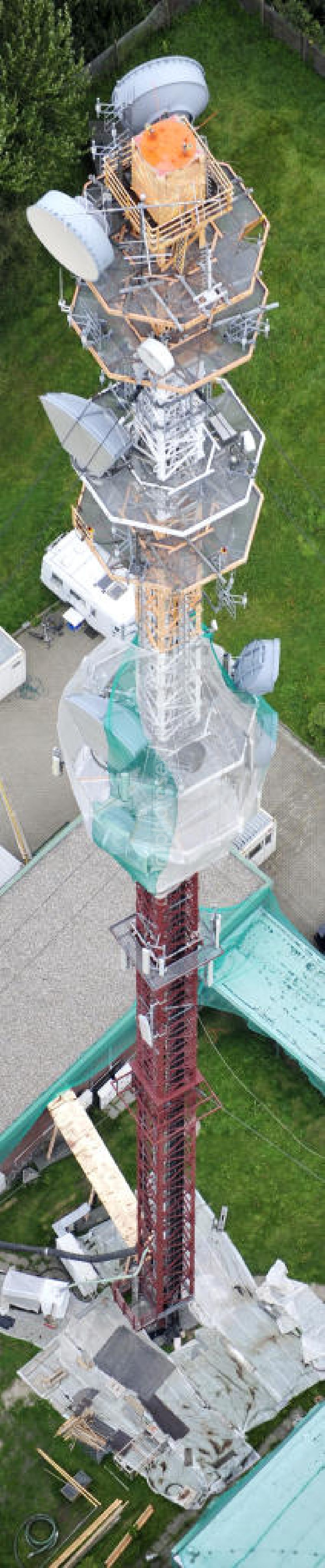 Garding from the bird's eye view: Blick auf die Sanierungsarbeiten am Sendemast Garding auch bekannt als Fernsehsender Eiderstedt. Die Arbeiten werden ausgeführt durch die Firma Werner Diener GmbH & Co. Industrieanstrich KG. Restoration works on the broadcasting tower / transmitter mast Garding.