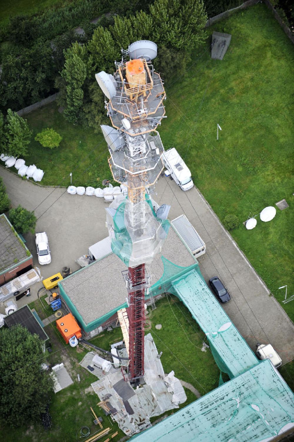 Aerial image Garding - Blick auf die Sanierungsarbeiten am Sendemast Garding auch bekannt als Fernsehsender Eiderstedt. Die Arbeiten werden ausgeführt durch die Firma Werner Diener GmbH & Co. Industrieanstrich KG. Restoration works on the broadcasting tower / transmitter mast Garding.