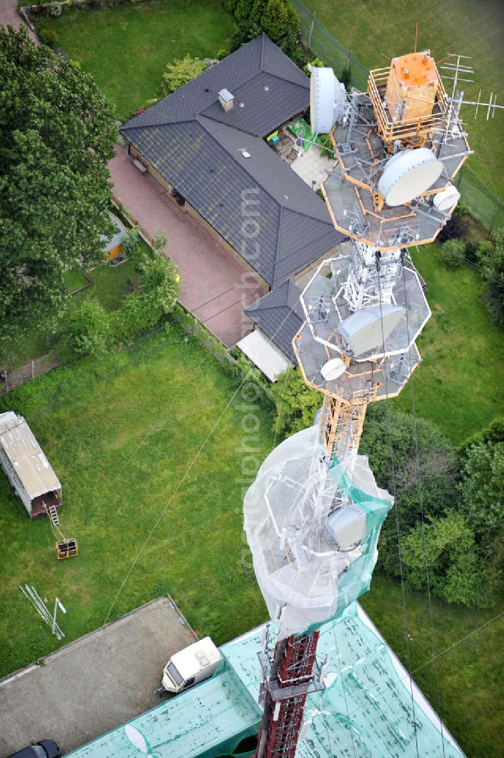 Aerial photograph Garding - Blick auf die Sanierungsarbeiten am Sendemast Garding auch bekannt als Fernsehsender Eiderstedt. Die Arbeiten werden ausgeführt durch die Firma Werner Diener GmbH & Co. Industrieanstrich KG. Restoration works on the broadcasting tower / transmitter mast Garding.