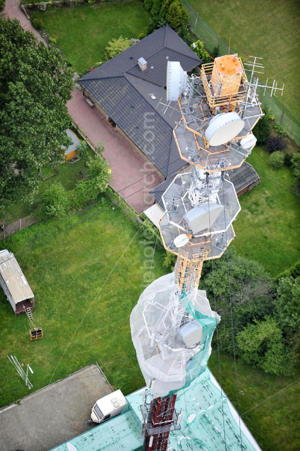 Garding from above - Blick auf die Sanierungsarbeiten am Sendemast Garding auch bekannt als Fernsehsender Eiderstedt. Die Arbeiten werden ausgeführt durch die Firma Werner Diener GmbH & Co. Industrieanstrich KG. Restoration works on the broadcasting tower / transmitter mast Garding.