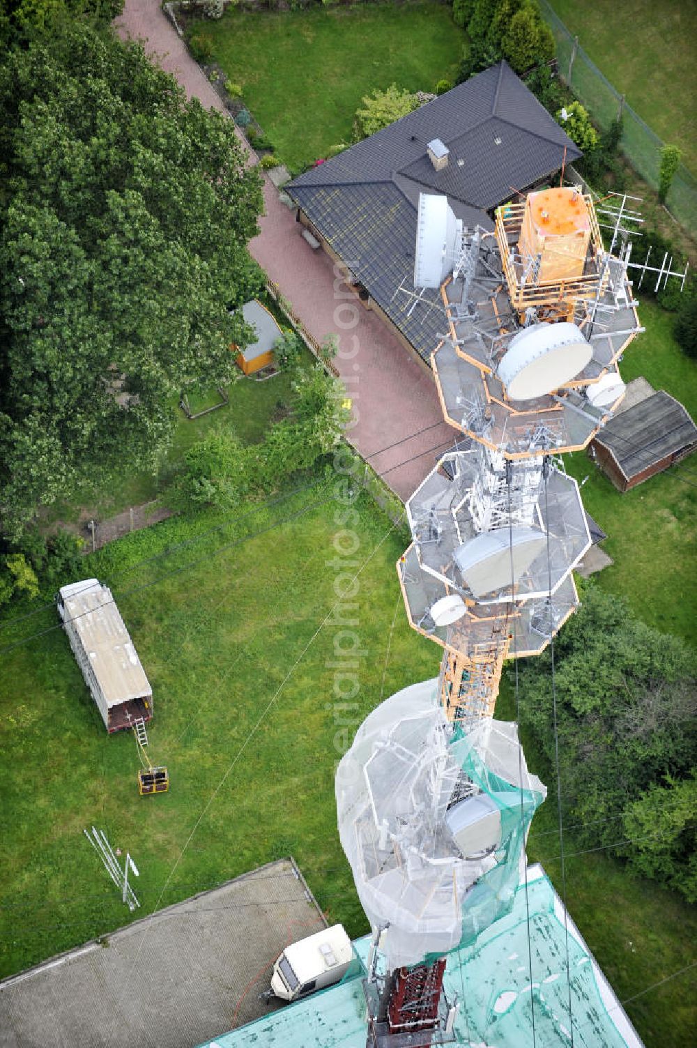 Garding from the bird's eye view: Blick auf die Sanierungsarbeiten am Sendemast Garding auch bekannt als Fernsehsender Eiderstedt. Die Arbeiten werden ausgeführt durch die Firma Werner Diener GmbH & Co. Industrieanstrich KG. Restoration works on the broadcasting tower / transmitter mast Garding.