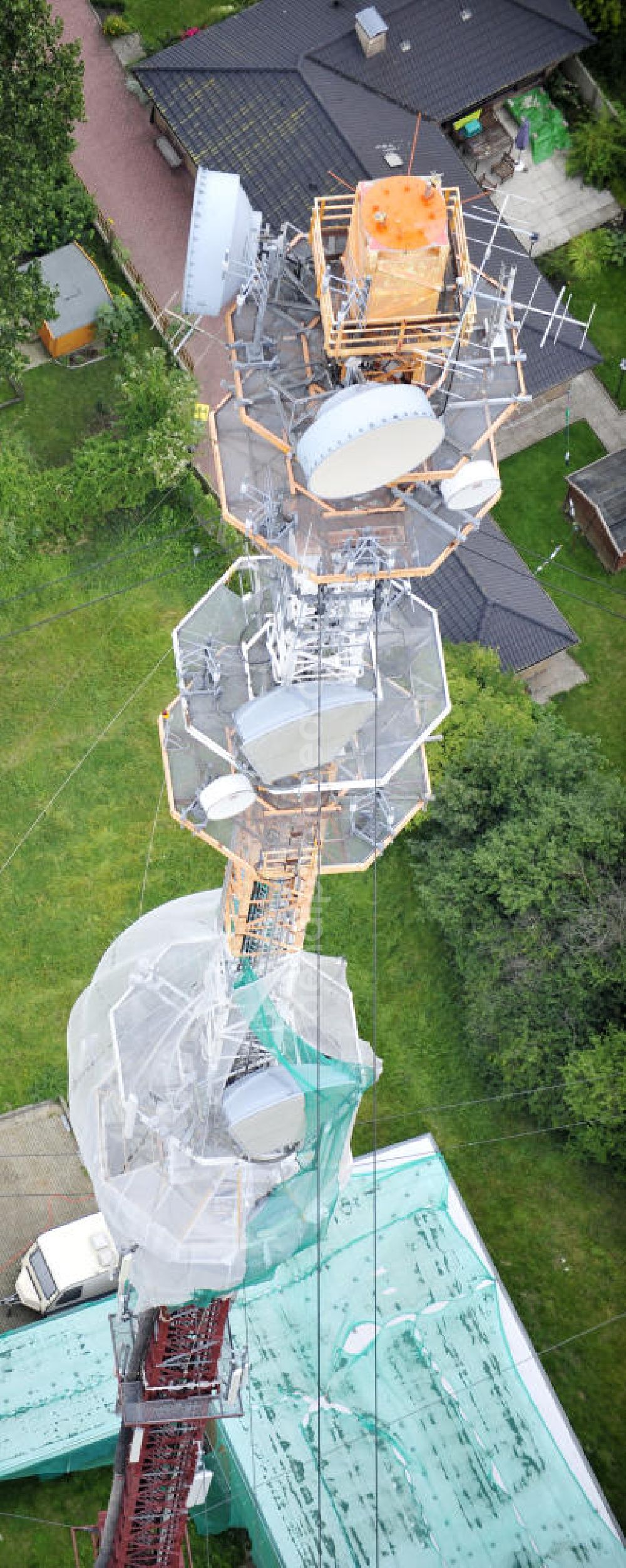 Aerial image Garding - Blick auf die Sanierungsarbeiten am Sendemast Garding auch bekannt als Fernsehsender Eiderstedt. Die Arbeiten werden ausgeführt durch die Firma Werner Diener GmbH & Co. Industrieanstrich KG. Restoration works on the broadcasting tower / transmitter mast Garding.