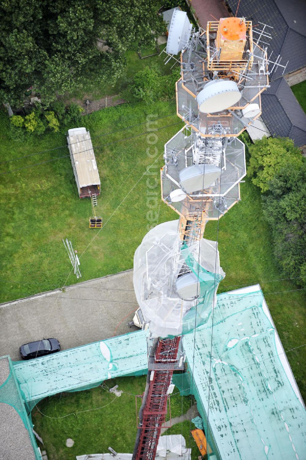 Aerial photograph Garding - Blick auf die Sanierungsarbeiten am Sendemast Garding auch bekannt als Fernsehsender Eiderstedt. Die Arbeiten werden ausgeführt durch die Firma Werner Diener GmbH & Co. Industrieanstrich KG. Restoration works on the broadcasting tower / transmitter mast Garding.