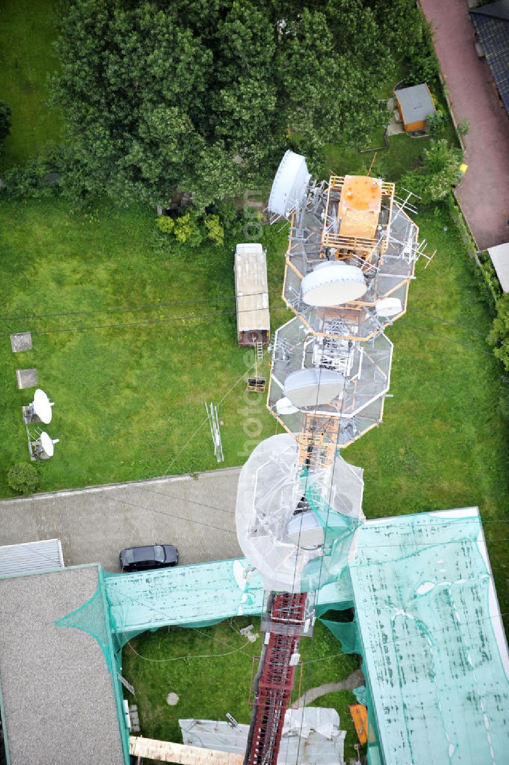 Garding from above - Blick auf die Sanierungsarbeiten am Sendemast Garding auch bekannt als Fernsehsender Eiderstedt. Die Arbeiten werden ausgeführt durch die Firma Werner Diener GmbH & Co. Industrieanstrich KG. Restoration works on the broadcasting tower / transmitter mast Garding.