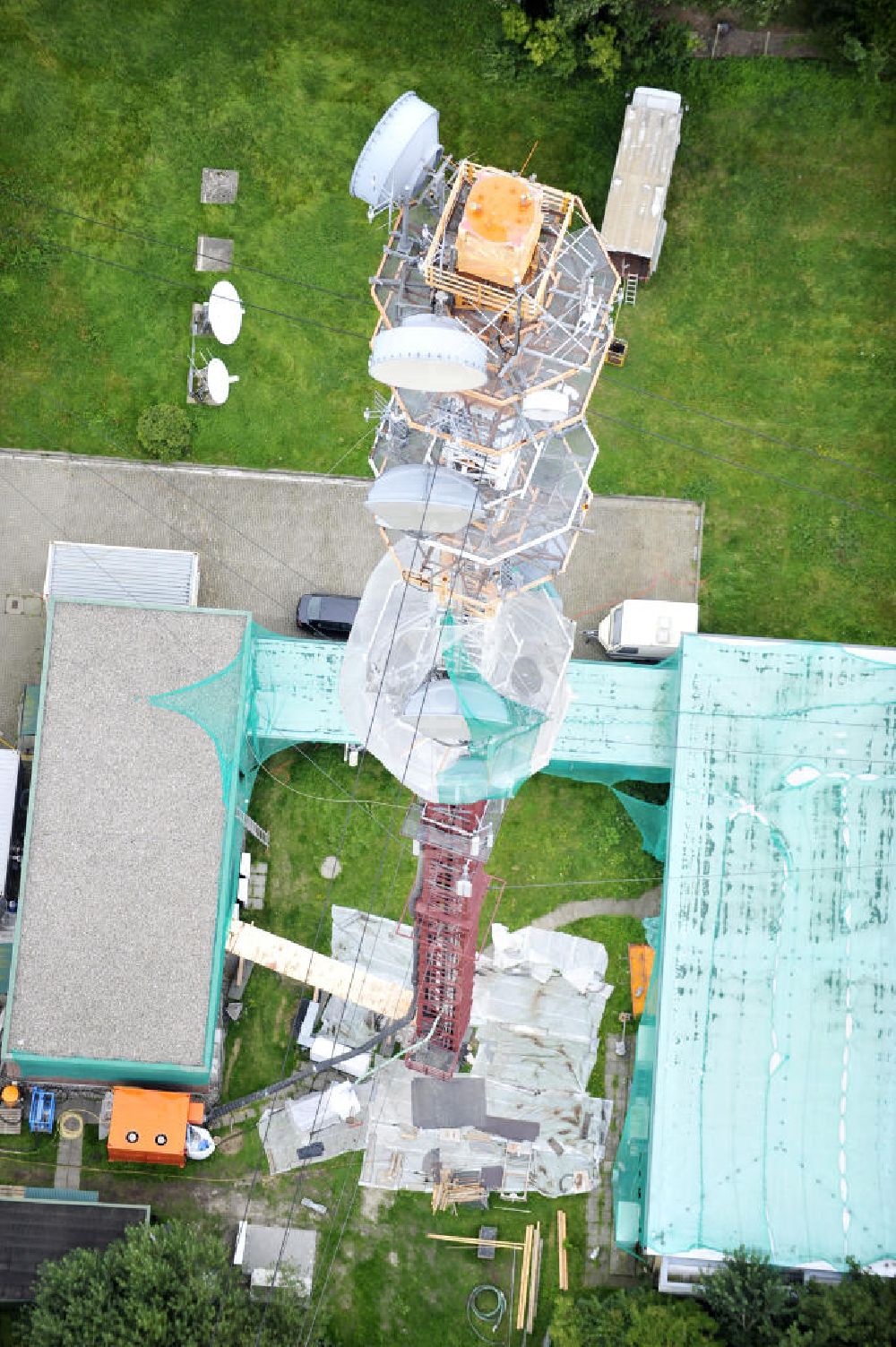 Garding from the bird's eye view: Blick auf die Sanierungsarbeiten am Sendemast Garding auch bekannt als Fernsehsender Eiderstedt. Die Arbeiten werden ausgeführt durch die Firma Werner Diener GmbH & Co. Industrieanstrich KG. Restoration works on the broadcasting tower / transmitter mast Garding.