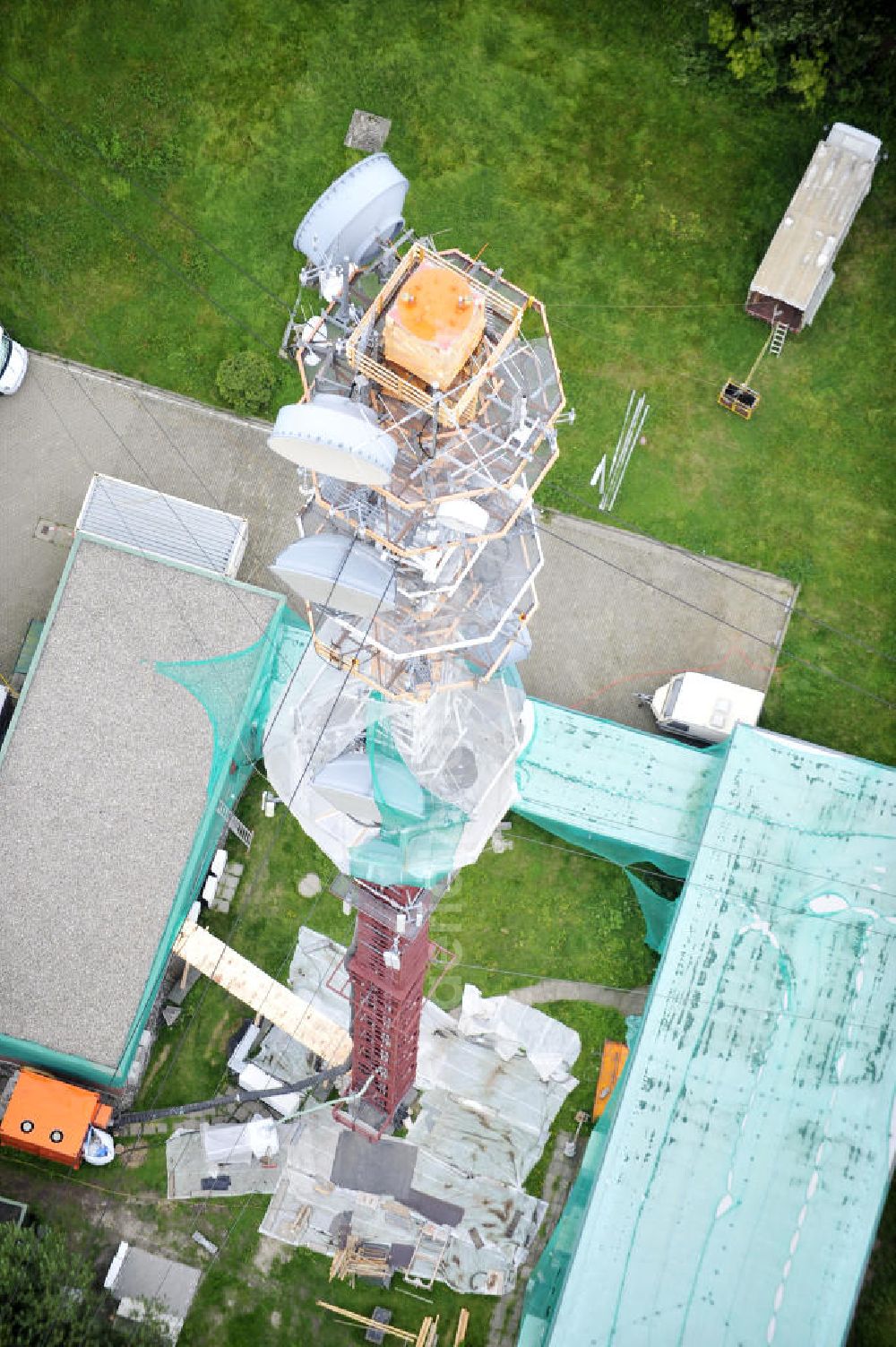 Aerial image Garding - Blick auf die Sanierungsarbeiten am Sendemast Garding auch bekannt als Fernsehsender Eiderstedt. Die Arbeiten werden ausgeführt durch die Firma Werner Diener GmbH & Co. Industrieanstrich KG. Restoration works on the broadcasting tower / transmitter mast Garding.