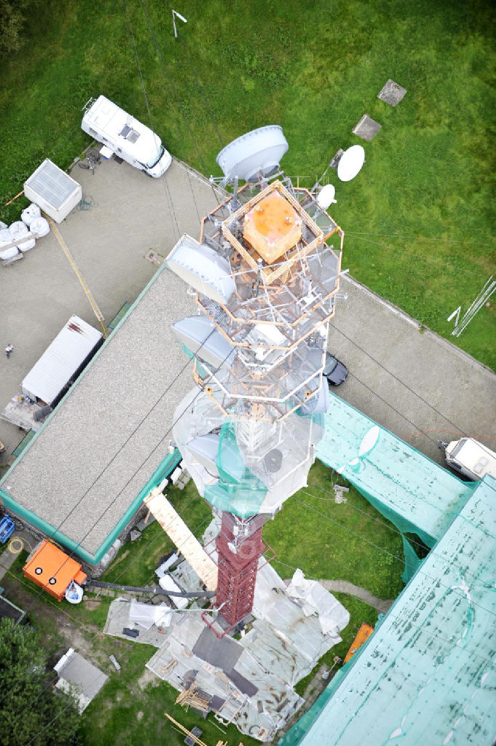 Aerial photograph Garding - Blick auf die Sanierungsarbeiten am Sendemast Garding auch bekannt als Fernsehsender Eiderstedt. Die Arbeiten werden ausgeführt durch die Firma Werner Diener GmbH & Co. Industrieanstrich KG. Restoration works on the broadcasting tower / transmitter mast Garding.