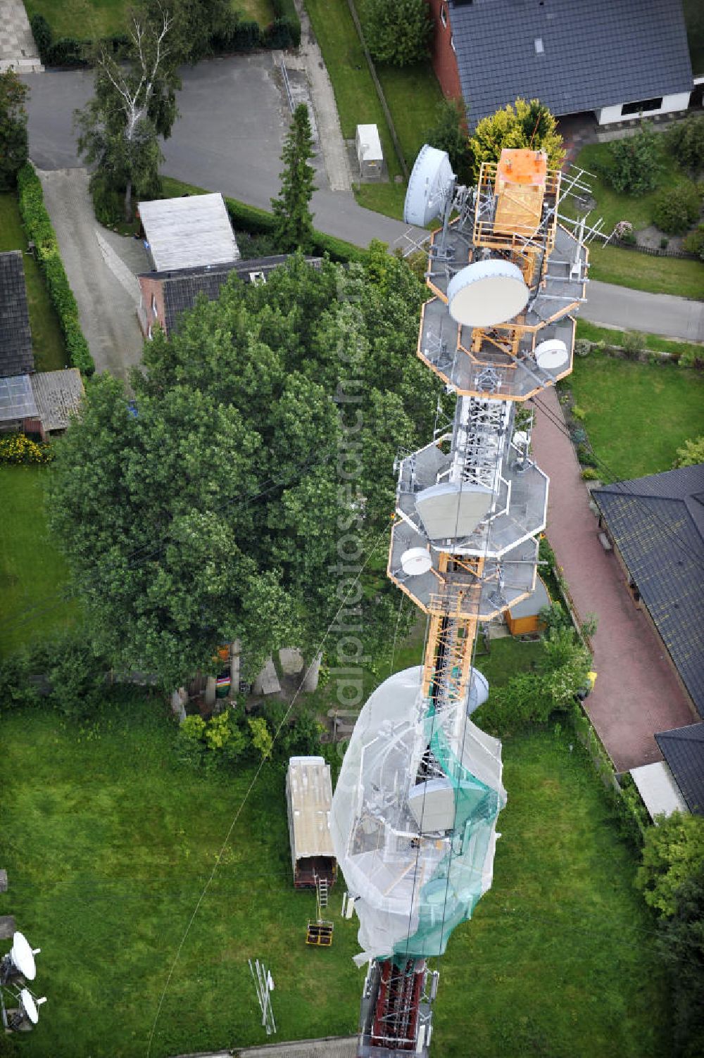 Garding from above - Blick auf die Sanierungsarbeiten am Sendemast Garding auch bekannt als Fernsehsender Eiderstedt. Die Arbeiten werden ausgeführt durch die Firma Werner Diener GmbH & Co. Industrieanstrich KG. Restoration works on the broadcasting tower / transmitter mast Garding.