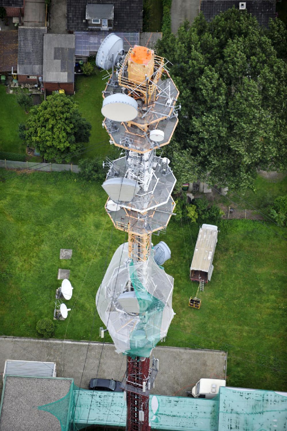 Garding from the bird's eye view: Blick auf die Sanierungsarbeiten am Sendemast Garding auch bekannt als Fernsehsender Eiderstedt. Die Arbeiten werden ausgeführt durch die Firma Werner Diener GmbH & Co. Industrieanstrich KG. Restoration works on the broadcasting tower / transmitter mast Garding.